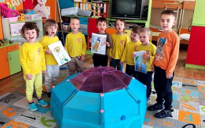 Традицинна космическа седмица "Апликация с макарони и ракети от бутилки"  - ДГ Космонавт - Шумен