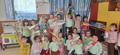 Традицинна космическа седмица "Апликация с макарони и ракети от бутилки"  - ДГ Космонавт - Шумен