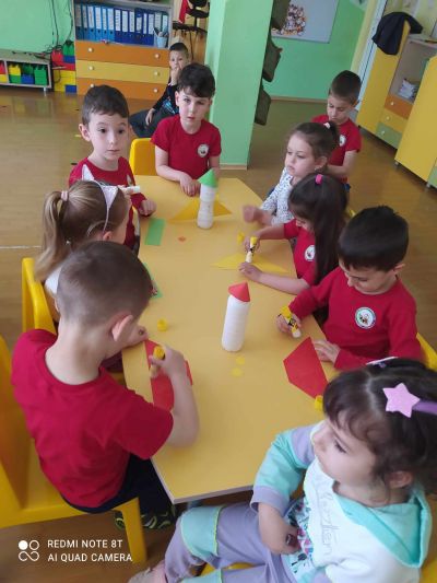 Традицинна космическа седмица "Апликация с макарони и ракети от бутилки"  - ДГ Космонавт - Шумен