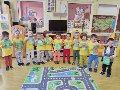 Традицинна космическа седмица "Апликация с макарони и ракети от бутилки"  - ДГ Космонавт - Шумен