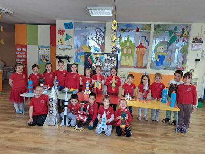 Традицинна космическа седмица "Апликация с макарони и ракети от бутилки"  - ДГ Космонавт - Шумен
